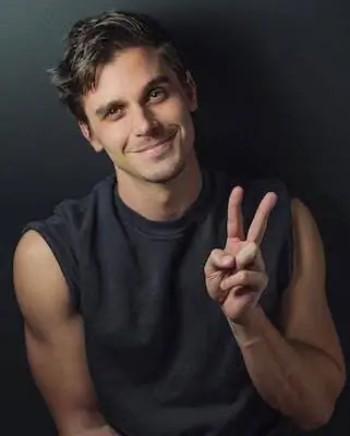 Антони Поровски из Queer Eye о своей жизни в путешествии