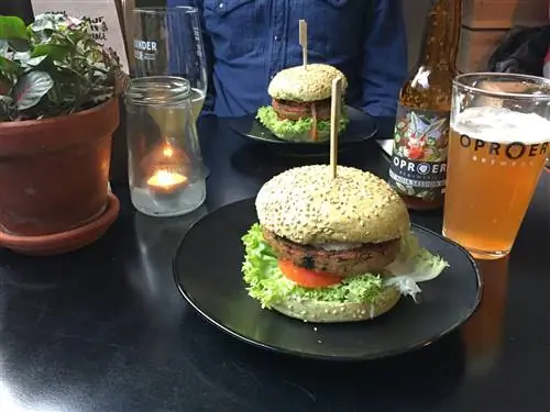 Бургер и пиво в ресторане The Dutch Weed Burger Joint в Амстердаме.