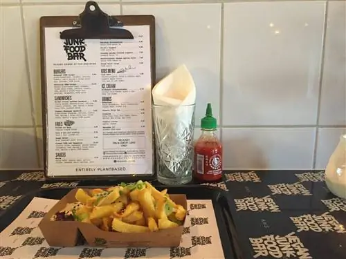 Коробка чипсов в Vegan Junk Food Bar в Амстердаме, Нидерланды