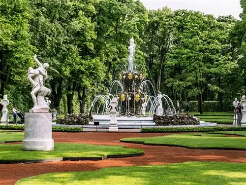 Яркий фонтан в Летнем саду Санкт-Петербурга