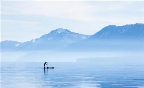 Веслобордист отправляется в утренний круиз по берегу Тахо-Сити. Озеро Тахо - высокогорное озеро, расположенное в горах Сьерра-Невада в Калифорнии.