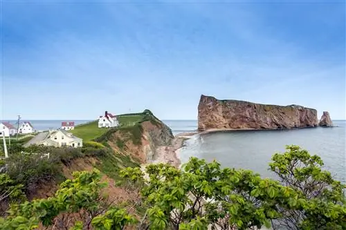 Роше-Персе, отвесная скала на оконечности полуострова Гаспе в Квебеке, Канада.