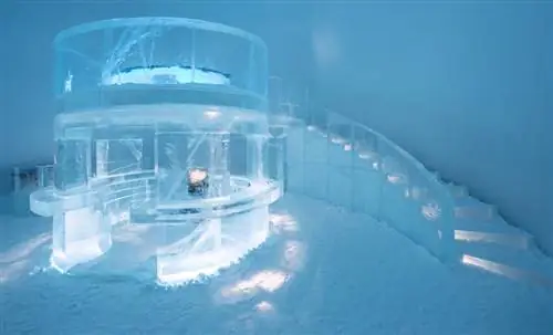 Ледяной бар, сделанный из блоков льда, в отеле Icehotel, Юккасъярви, Швеция.