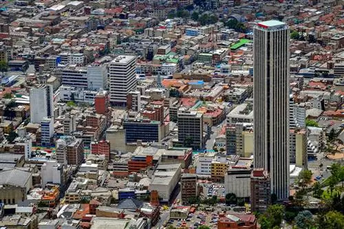Вид с воздуха на городской пейзаж Боготы с башней Колпатрия, возвышающейся над другими зданиями.