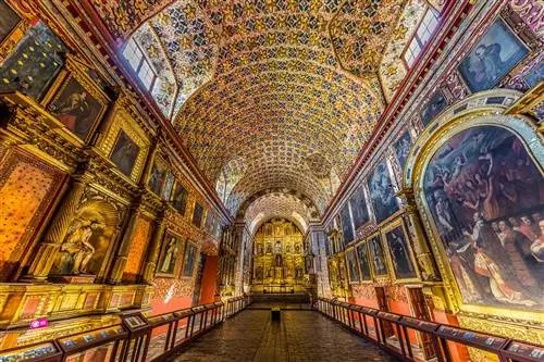 Вид на стены, сводчатый потолок и позолоченный алтарь в Iglesia Museo de Santa Clara.