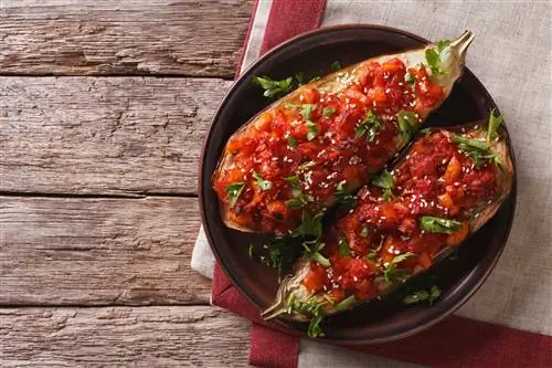Имам баилди с овощами и кунжутом крупным планом на тарелке