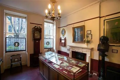 В интерьере музея Диккенса много предметов, связанных с писателем.