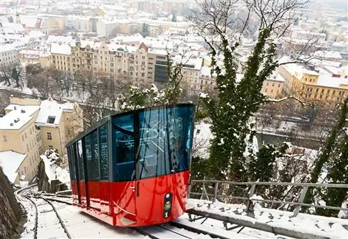 Подъем на фуникулере на Шлоссберг в Граце, Австрия