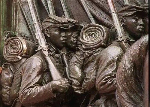 Крупный план лиц солдат на памятнике Роберту Гулду Шоу и скульптуре 54-го полка в Бостоне.
