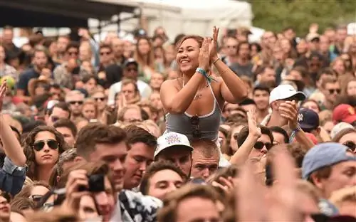 Общий вид толпы во время Фестиваля музыки и искусства Outside Lands 2017 в парке Золотые Ворота 12 августа 2017 года в Сан-Франциско, Калифорния.