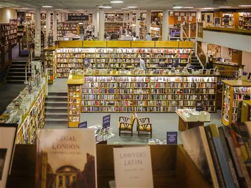 Вид на множество заставленных книгами полок в книжном магазине Блэквелла в Оксфорде.