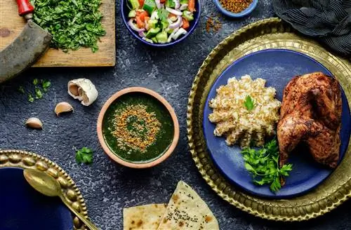 Египетское блюдо молохия с рисом, курицей, лавашом и зеленым салатом
