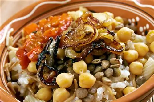 Кушари - египетское блюдо из риса, макарон и чечевицы, смешанных вместе, заправленных томатно-уксусным соусом; некоторые добавляют короткие кусочки спагетти, украшенные нутом и хрустящим жареным луком