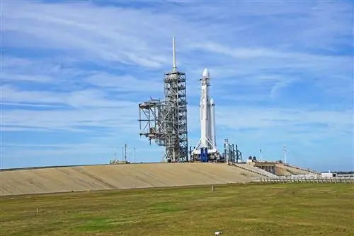 Шаттл Spacex на стартовой площадке во Флориде под солнечно-голубым небом; как испытать запуск ракеты на космическом побережье Флориды