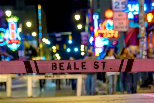 Уличный знак Beale с размытым фоном в Мемфисе.