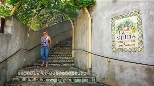 Женщина спускается по ступенькам в Ла-Виллита, маленькой деревне Сан-Антонио, штат Техас.