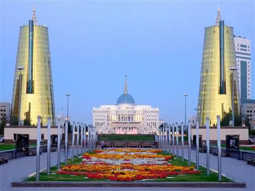 Золотые конусы у Президентского дворца