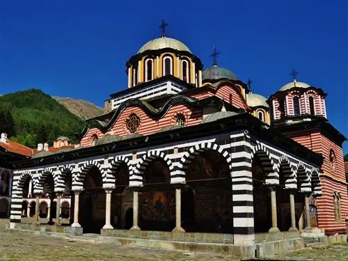 Красочный Рильский монастырь, одно из самых священных мест Болгарии.