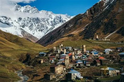 Сванские башни в Ушгули осенью. Одна из самых высокогорных населенных деревень в Европе