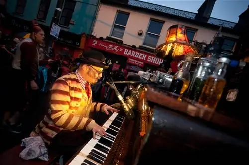 Уличный перфоманс Macnas This Thunderous Heart во время Galway Arts FestivaL