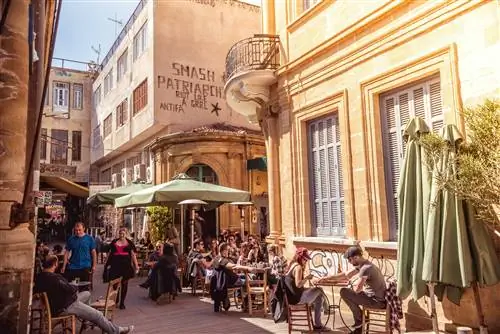 Люди в ресторанах и кофейнях в старой части Никосии Люди в ресторанах и кофейнях в старой части Никосии