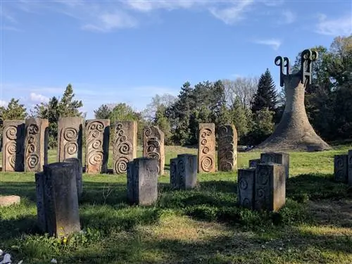 Памятник Революции в Лесковаце, Сербия, по проекту Богдана Богдановича.