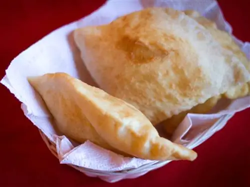 Sopapillas: пушистый жареный хлеб, который обычно едят как десерт с каплей меда.