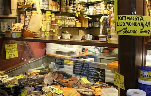 Выставка местных финских продуктов, таких как мед и вяленая рыба, для продажи в Кауппатори (Старый рынок).