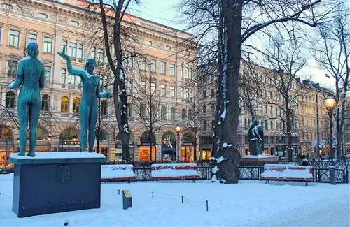 Статуи женщин в заснеженном парке Эспланади, который проходит через центр Хельсинки.