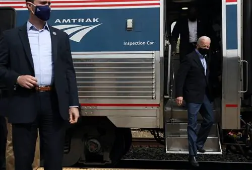 Джо Байден выходит на остановке предвыборной кампании на станции Alliance Amtrak в Альянсе, штат Огайо. Сотрудник секретной службы находится справа от фотографии, а другой выходит из поезда прямо за ним.