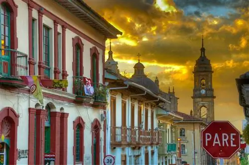 Фасады зданий на закате в Ла-Канделария, Богота, Колумбия