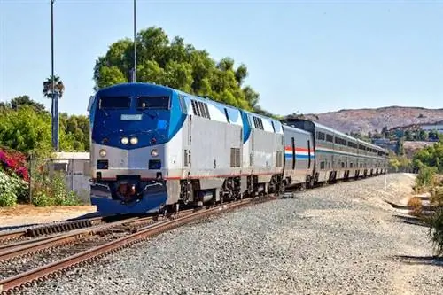 Байден празднует 50-летие компании Amtrak и обещает выделить 80 миллиардов долларов на улучшение рельсов