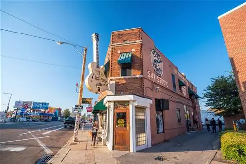 Кирпичный фасад студии Sun Studio в Мемфисе, штат Теннесси, где Элвис сделал свой первый альбом. Кирпичный фасад студии Sun Studio в Мемфисе, штат Теннесси, где Элвис сделал свой первый альбом.