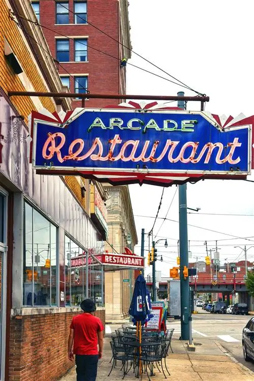 Экстерьер и неоновая вывеска в ресторане Arcade в Мемфисе, Теннесси Экстерьер и неоновая вывеска в ресторане Arcade в Мемфисе, Теннесси