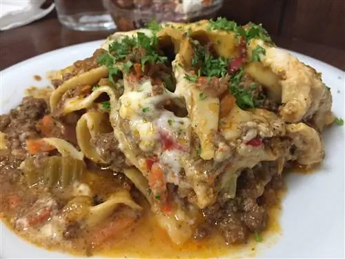 Крупный план дымящейся тарелки с домашней лазаньей в Café Rouge