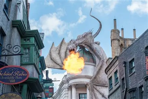 Дракон банка Гринготтса, дышащий огнем Волшебный мир Гарри Поттера в Universal Studios Orlando. Universal Studios Orlando - тематический парк в Орландо, штат Флорида.