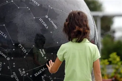 Маленький ребенок смотрит на созвездия