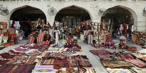 Текстильный магазин на улице в районе Сук Вакиф в Дохе, Катар