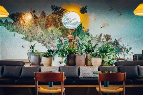 Лесная сцена с полной луной была нарисована на стене позади шикарной ретро-мебели в Wild Days.