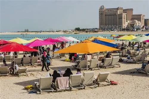 Вид на пляж Катара в культурной деревне Катара