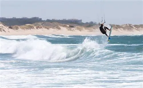 Спортсмен катается на кайтборде по морским волнам на пляже Кабеделу, Виана-ду-Каштелу, Португалия