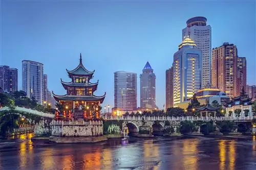 Красочный Гуйян, Китай, горизонт в павильоне Цзясю на реке Наньмин.