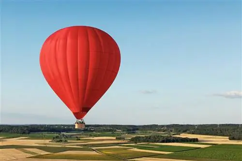 Воздушный шар виден с неба в регионе Сомюр, в долине Луары, штат Мэн и Луара, Франция.