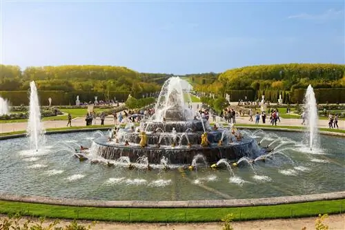 Люди гуляют по Бассен-де-Латон (декоративное озеро Латоне) в Версальском дворце.