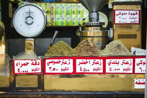 Курганы специй для продажи на уличном рынке Souk Jara, Амман, Иордания