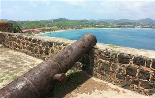 Каноник в форте на острове Пиджен, с видом на пляж Сент-Люсия и горы.