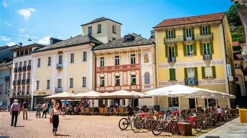 Солнечный день на Коллегиальной площади в Беллинцоне, Швейцария.