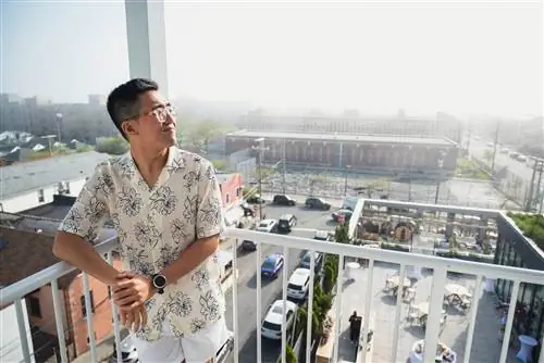 Крис Донг на балконе своего гостиничного номера, отель Rockaway.