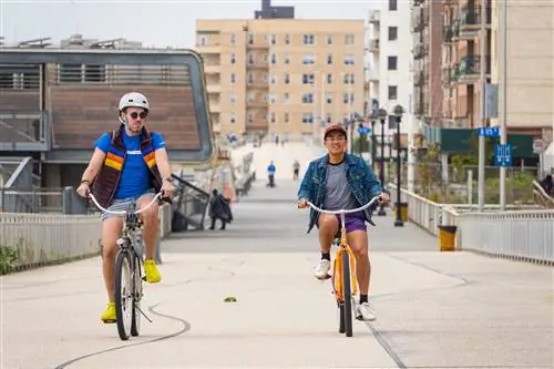 Крис Донг и его друг едут на велосипеде по променаду в Far Rockaway.
