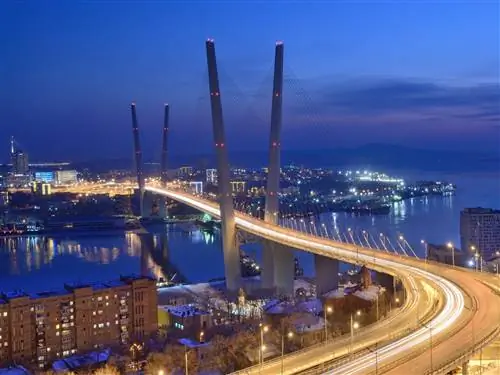 Ночь опускается над подвесным мостом через бухту Золотой Рог во Владивостоке.